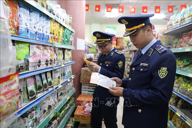 Đội Quản lý thị trường Thanh Hoá tăng cường kiểm tra vi phạm về buôn lậu và gian lận thương mại. Ảnh Khiếu Tư - TTXVN
