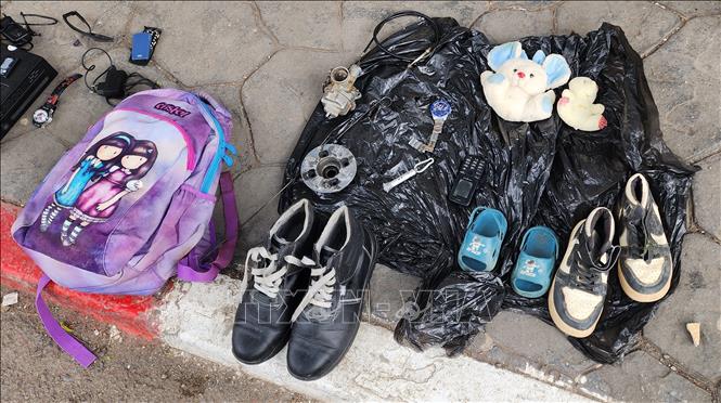 Cả đôi dép nhựa cũ của trẻ nhỏ cũng được đưa ra chợ bán. Ảnh: Mạnh Hùng - PV TTXVN tại Algeria 