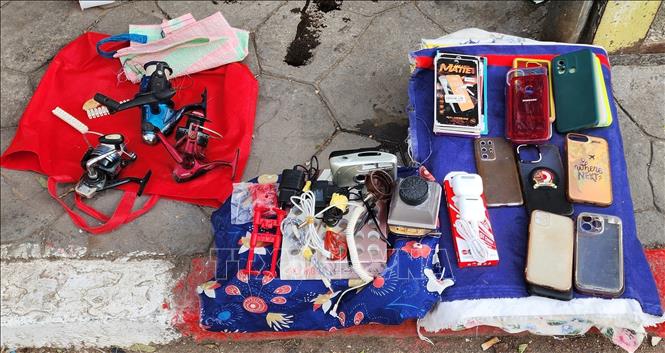 Những vật dụng rất cũ tưởng chừng chỉ có thể bỏ đi. Ảnh: Mạnh Hùng - PV TTXVN tại Algeria 