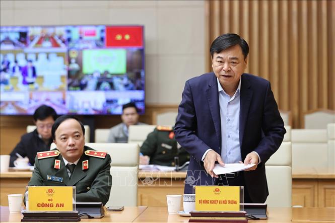 Thứ trưởng Bộ Nông nghiệp và Môi trường Nguyễn Hoàng Hiệp báo cáo tiến độ xây dựng, sửa chữa nhà ở cho các gia đình có nhà bị thiệt hại do bão, lũ tại khu vực miền Trung. Ảnh: Dương Giang-TTXVN
