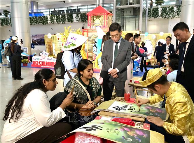 Foreign visitors are interested in Vietnam's traditional culture. VNA Photo: Mỹ Phương