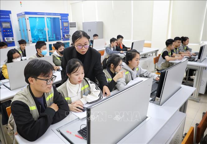 Lớp học Môn lập trình PLC tại Trường Cao đẳng Công nghệ Việt - Hàn Bắc Giang. Ảnh: Danh Lam -TTXVN
