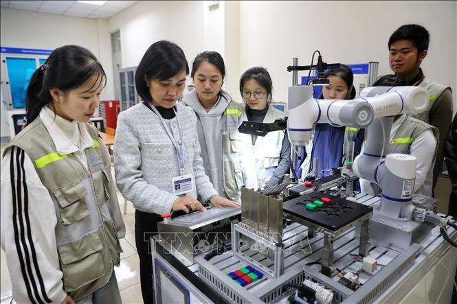 Sinh viên thực tập Môn lập trình vi điều khiển tại Trường Cao đẳng Công nghệ Việt - Hàn Bắc Giang. Ảnh: Danh Lam -TTXVN 
