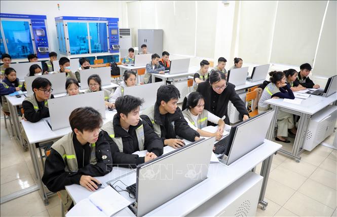 Lớp học Môn lập trình PLC tại Trường Cao đẳng Công nghệ Việt - Hàn Bắc Giang. Ảnh: Danh Lam -TTXVN