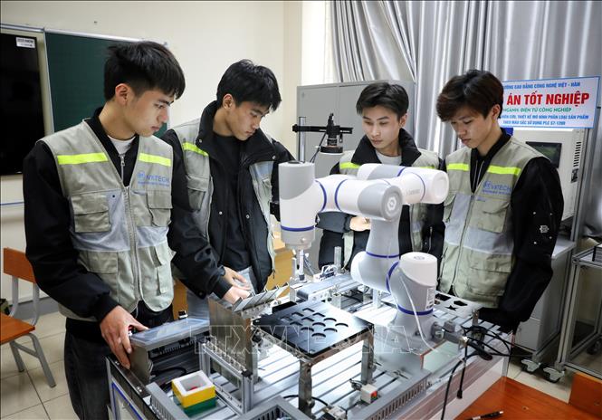 Sinh viên thực tập Môn lập trình vi điều khiển tại Trường Cao đẳng Công nghệ Việt – Hàn Bắc Giang. Ảnh: Danh Lam -TTXVN 