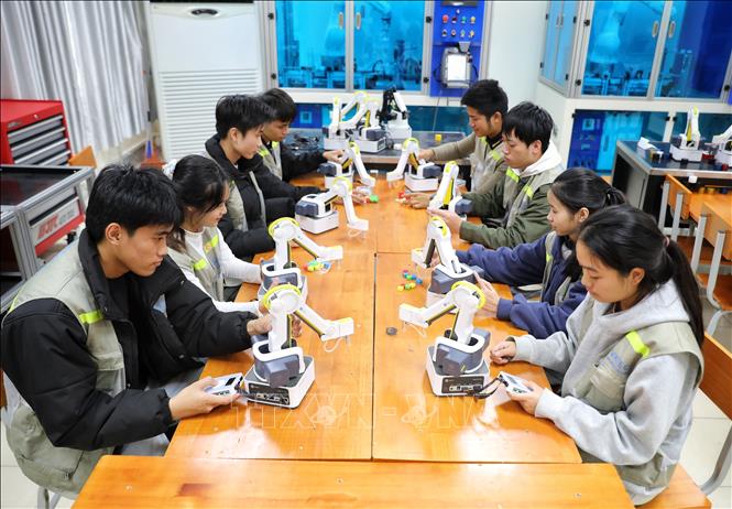 Sinh viên thực tập Môn lập trình vi điều khiển tại Trường Cao đẳng Công nghệ Việt – Hàn Bắc Giang. Ảnh: Danh Lam -TTXVN 