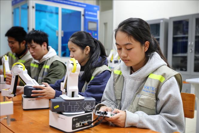 Sinh viên thực tập Môn lập trình vi điều khiển tại Trường Cao đẳng Công nghệ Việt – Hàn Bắc Giang. Ảnh: Danh Lam -TTXVN 