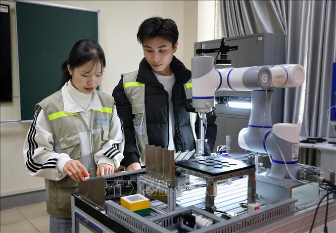Sinh viên thực tập Môn lập trình vi điều khiển tại Trường Cao đẳng Công nghệ Việt - Hàn Bắc Giang. Ảnh: Danh Lam -TTXVN 