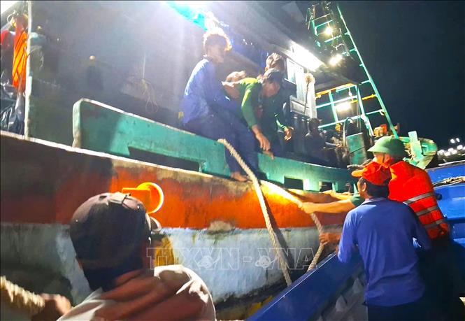 Tổ công tác Đồn Biên phòng Gành Hào tiếp cận tàu cá để đưa thuyền viên bệnh nặng vào bờ. Ảnh: TTXVN phát