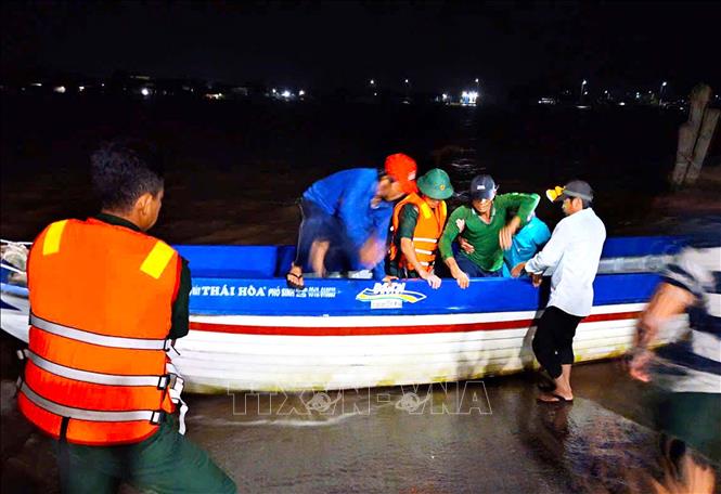 Tổ công tác Đồn Biên phòng Gành Hào đưa thuyền viên vào bờ an toàn. Ảnh: TTXVN phát