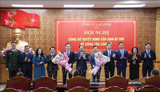 Lãnh đạo Tỉnh Lai Châu tặng hoa chúc mừng hai đồng chí tân Phó Bí thư Tỉnh ủy. Ảnh: Nguyễn Oanh-TTXVN