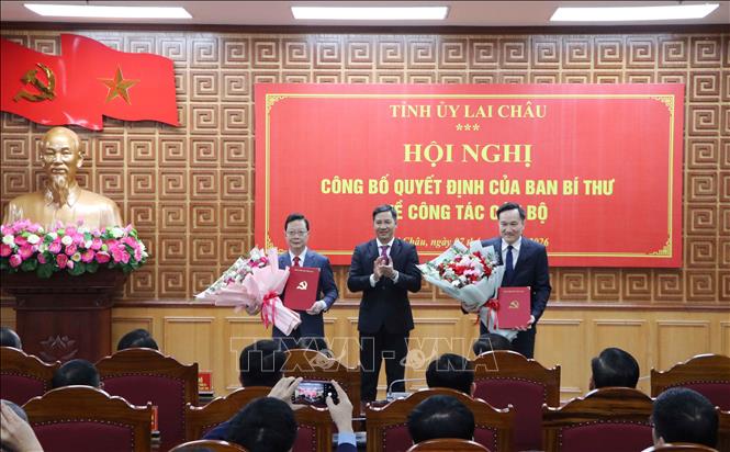 Đồng chí Nguyễn Thành Tâm, Phó trưởng Ban Tổ chức Trung ương trao quyết định của Ban Bí thư về việc điều động, bổ nhiệm và chuẩn y hai Phó Bí thư Tỉnh ủy Lai Châu. Ảnh: Nguyễn Oanh-TTXVN