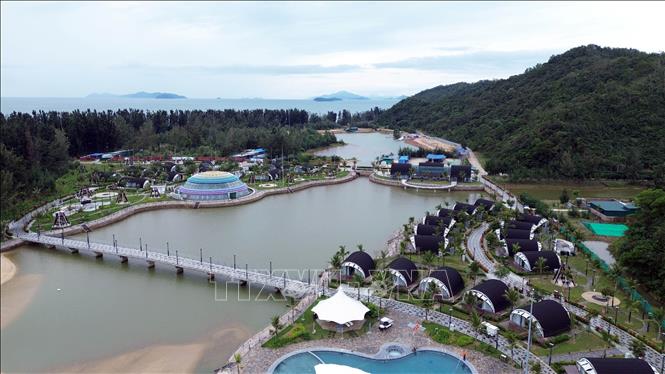 Khu du lịch Đầu Rồng trên đảo được đầu tư khang trang để thu hút du khách đến với đảo. Ảnh: Đức Hiếu - TTXVN