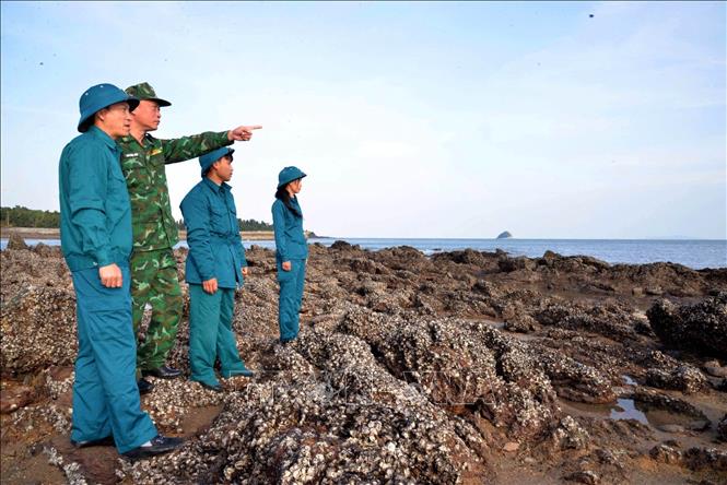Lực lượng Biên phòng, Quân sự xã thường xuyên tuần tra, kiểm soát đảm bảo an toàn trên đảo Cái Chiên. Ảnh: Đức Hiếu - TTXVN