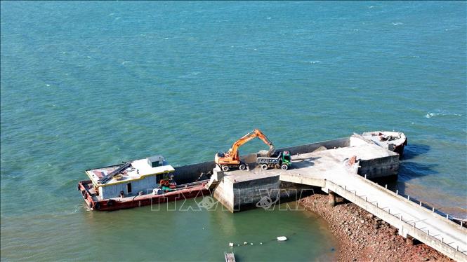 Hạ tầng cảng được đảm bảo để tàu thuyền bốc xếp hàng hóa. Ảnh: Đức Hiếu - TTXVN