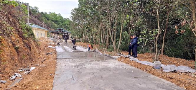 Nhiều tuyến đường trên đảo đã được bê tông hóa giúp giao thông thuận lợi. Ảnh: Đức Hiếu - TTXVN