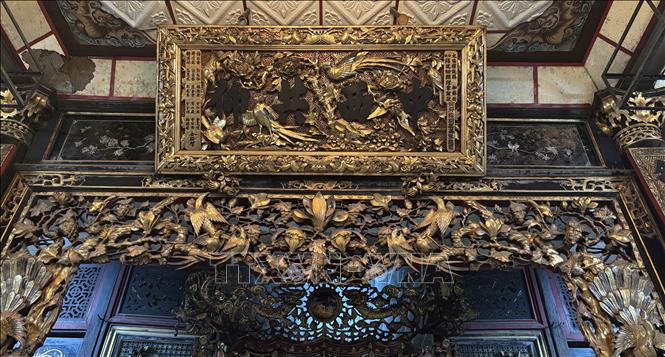 Kiến trúc trong nhà cũng được bài trí theo lối phong thuỷ tứ linh, nhưng là Long – Lân – Bức – Phụng chứ không phải Long – Lân – Quy – Phụng như truyền thống. Ảnh: Hồng Nhung - TTXVN 