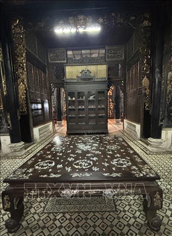 Đồ dùng trong nhà mang sắc màu cổ kính, trầm mặc nhưng vẫn toát lên nét sang trọng, tinh tế. Ảnh: Hồng Nhung - TTXVN 