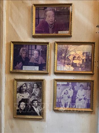 Hình ảnh nữ văn sĩ Marguerite Duras người Pháp cùng gia đình được lưu giữ tại nhà ông Huỳnh Thuỷ Lê. Ảnh: Hồng Nhung - TTXVN 