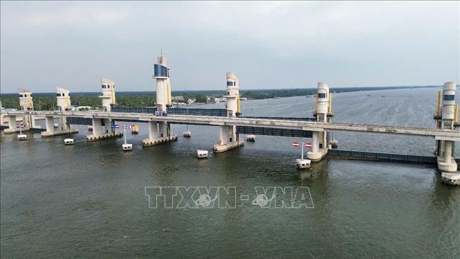 Cống Cái Lớn bắc qua sông Cái Lớn kiểm soát mặn, ngăn xâm nhập sâu vào nội đồng trên địa bàn An Giang. Ảnh: Thanh Sang - TTXVN