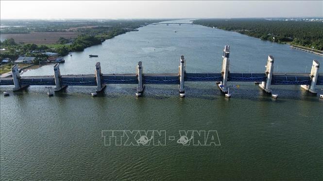 Cống Cái Lớn bắc qua sông Cái Lớn kiểm soát mặn, ngăn xâm nhập sâu vào nội đồng trên địa bàn An Giang. Ảnh: Thanh Sang - TTXVN