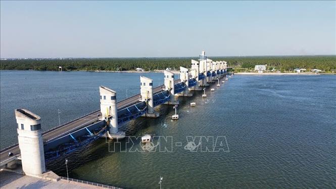 Cống Cái Lớn bắc qua sông Cái Lớn kiểm soát mặn, ngăn xâm nhập sâu vào nội đồng trên địa bàn An Giang. Ảnh: Thanh Sang - TTXVN