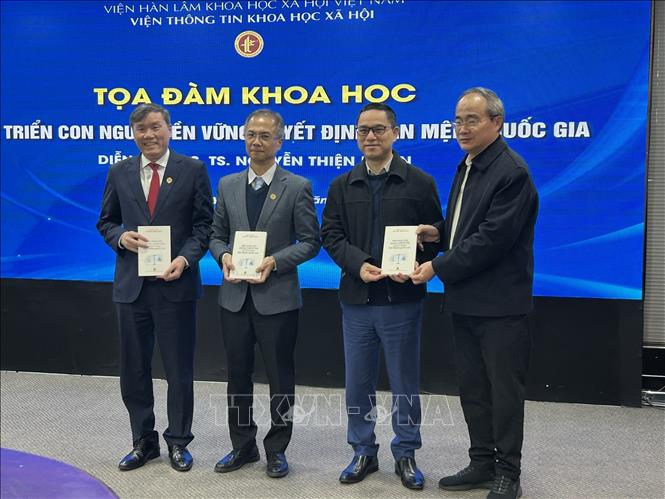 GS.TS Nguyễn Thiện Nhân trao tặng cuốn sách “Việc sinh con trong thế kỷ XXI quyết định vận mệnh quốc gia” cho lãnh đạo Viện Hàn lâm Khoa học xã hội Việt Nam. Ảnh: Diệu Thúy - TTXVN
