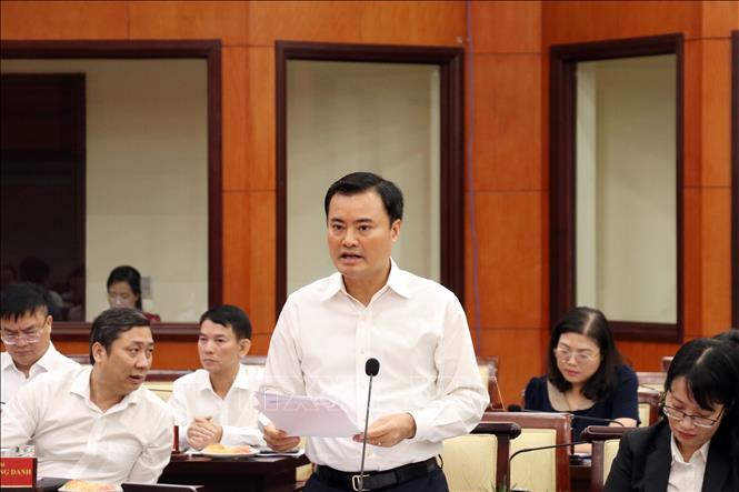 Phó Chủ tịch UBND Thành phố Hồ Chí Minh Bùi Xuân Cường trình bày các tờ trình tại Hội nghị. Ảnh: Tiến Lực - TTXVN