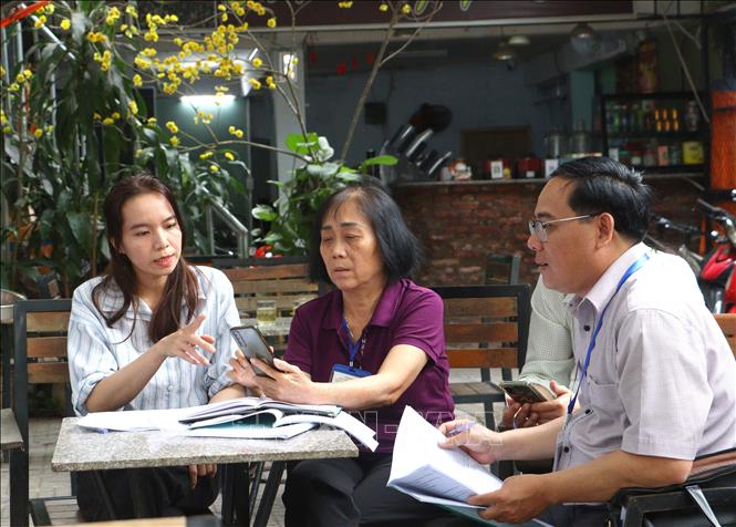 Điều tra viên tham gia thực hiện Tổng điều tra kinh tế năm 2026 tại phường  Long Châu, tỉnh Vĩnh Long. Ảnh: Lê Thúy Hằng – TTXVN. 