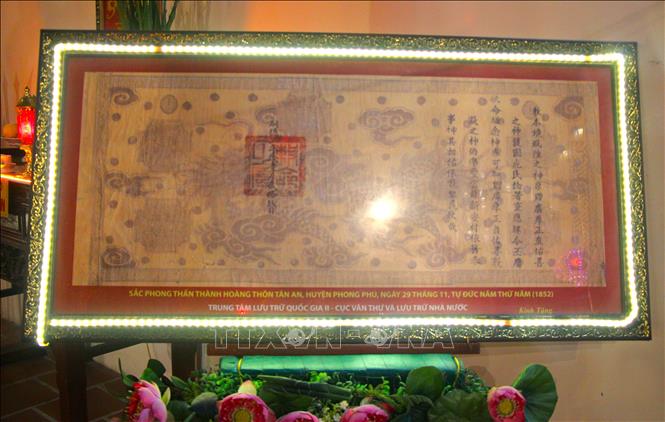 Sắc phong thần Thành Hoàng. Ảnh: Nguyễn Hằng - TTXVN