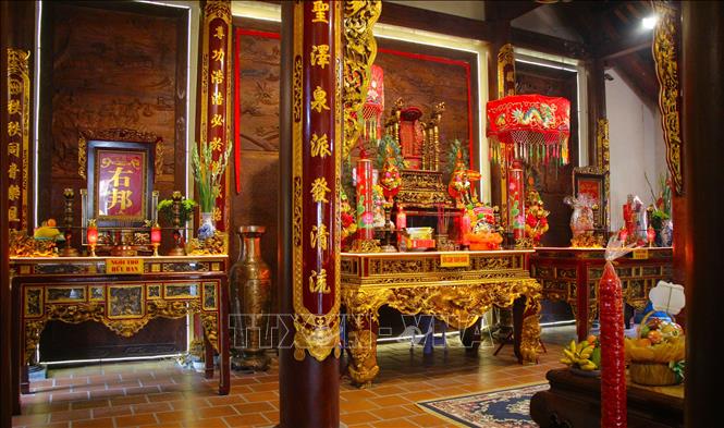 Hai bên điện chính là nơi thờ tả ban, hữu ban. Ảnh: Nguyễn Hằng - TTXVN