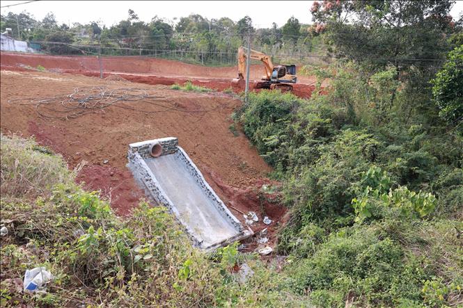 Người dân lo ngại việc san lấp, xây dựng gây cản trở dòng chảy và gây ngập úng, sạt lở vào mùa mưa. Ảnh: Hưng Thịnh – TTXVN