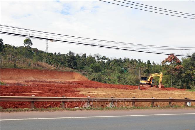 Khu vực san lấp, xây dựng khi chưa được cấp phép ven đường Hồ Chí Minh đã được lắp đặt hộ lan cứng. Ảnh: Hưng Thịnh - TTXVN