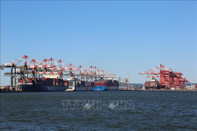 Quang cảnh cảng hàng hóa tại Bayonne, New Jersey, Mỹ. Ảnh: THX/TTXVN