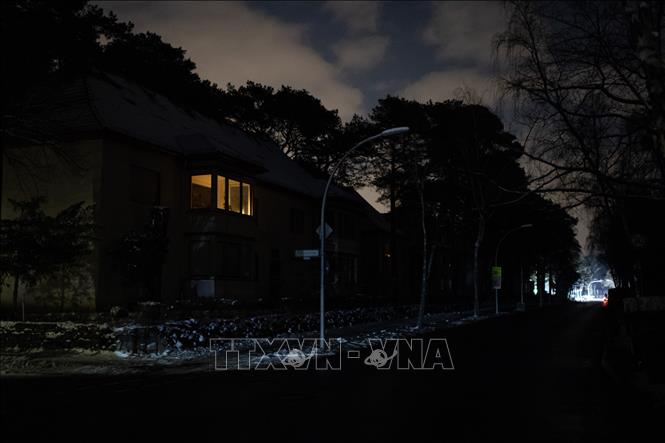 Đường phố chìm trong bóng tối do mất điện tại thủ đô Berlin, Đức, ngày 6/1/2026. Ảnh: THX/TTXVN