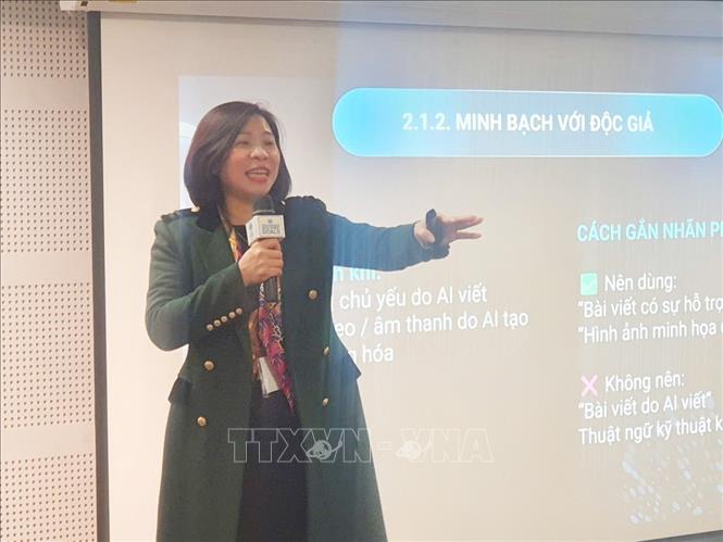 PGS.TS Nguyễn Thị Trường Giang, Phó Giám đốc Học viện Báo chí và Tuyên truyền làm rõ nội dung sử dụng AI có trách nhiệm trong tác nghiệp của nhà báo, phóng viên tại Tọa đàm. Ảnh: Nguyễn Trọng Lịch- TTXVN