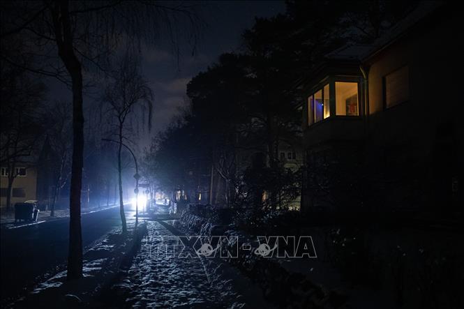 Đường phố chìm trong bóng tối do mất điện tại thủ đô Berlin, Đức, ngày 6/1/2026. Ảnh: THX/TTXVN