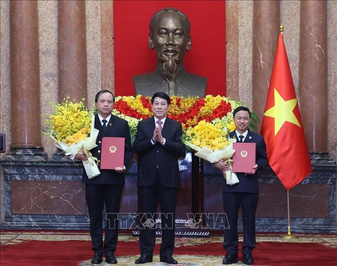 State President Luong Cuong hands over appointment decisions naming Supreme People's Court judges Le Tien and Nguyen Bien Thuy as deputy chief justices. VNA Photo: Lâm Khánh