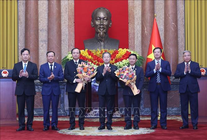 Leaders of the Supreme People's Court congratulates two new deputy chief justices. VNA Photo: Lâm Khánh