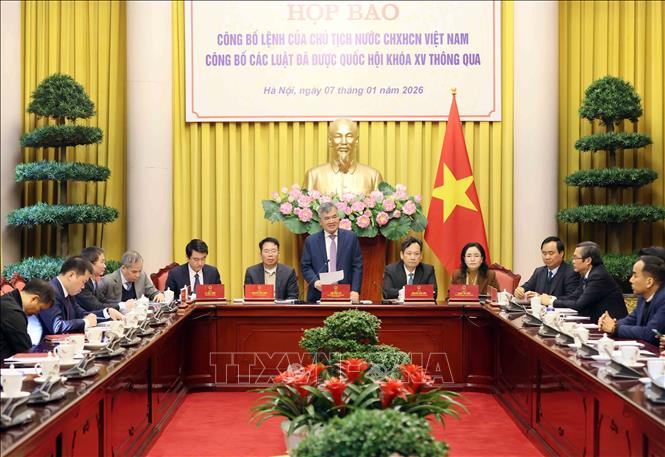 Deputy Head of the Presidential Office and Assistant to the President Can Dinh Tai, chairs the press conference. VNA Photo: An Đăng