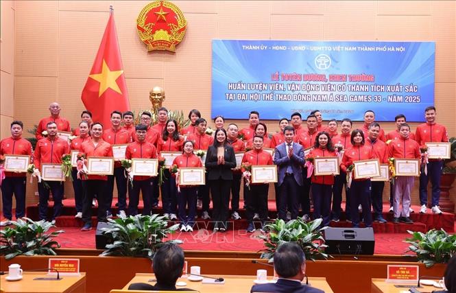 Tặng Bằng khen của Chủ tịch UBND thành phố Hà Nội cho các huấn luyện viên, vận động viên đạt thành tích xuất sắc tại Đại hội thể thao Đông Nam Á lần thứ 33 tại Thái Lan – năm 2025. Ảnh: Văn Điệp – TTXVN