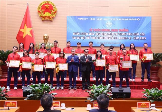 Tặng Bằng khen của Chủ tịch UBND thành phố Hà Nội cho các huấn luyện viên, vận động viên đạt thành tích xuất sắc tại Đại hội thể thao Đông Nam Á lần thứ 33 tại Thái Lan – năm 2025. Ảnh: Văn Điệp – TTXVN