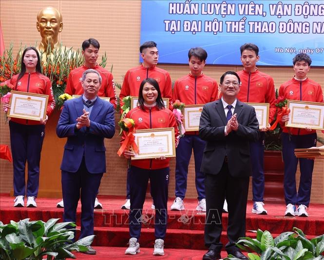 Tặng Bằng khen của Chủ tịch UBND thành phố Hà Nội cho các huấn luyện viên, vận động viên đạt thành tích xuất sắc tại Đại hội thể thao Đông Nam Á lần thứ 33 tại Thái Lan – năm 2025. Ảnh: Văn Điệp – TTXVN