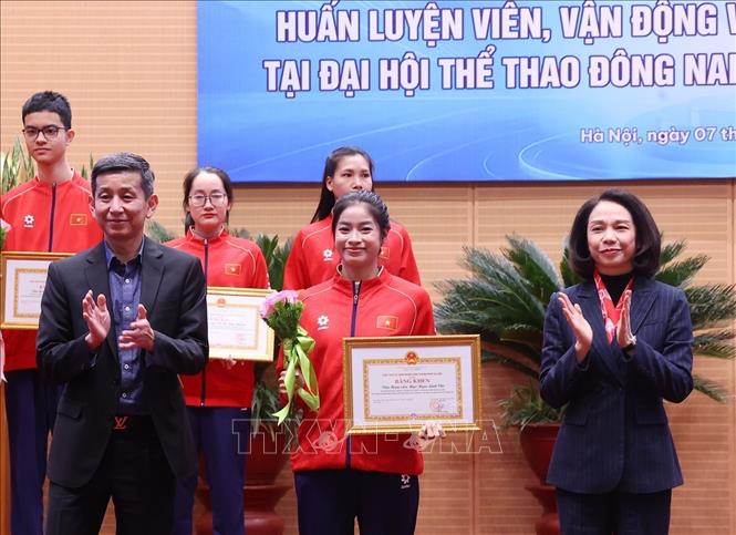 Tặng Bằng khen của Chủ tịch UBND thành phố Hà Nội cho các huấn luyện viên, vận động viên đạt thành tích xuất sắc tại Đại hội thể thao Đông Nam Á lần thứ 33 tại Thái Lan – năm 2025. Ảnh: Văn Điệp – TTXVN