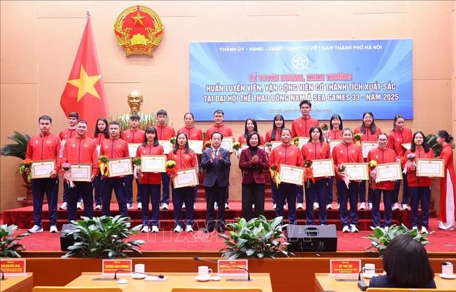 Tặng Bằng khen của Chủ tịch UBND thành phố Hà Nội cho các huấn luyện viên, vận động viên đạt thành tích xuất sắc tại Đại hội thể thao Đông Nam Á lần thứ 33 tại Thái Lan – năm 2025. Ảnh: Văn Điệp – TTXVN