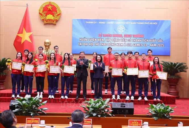 Tặng Bằng khen của Chủ tịch UBND thành phố Hà Nội cho các huấn luyện viên, vận động viên đạt thành tích xuất sắc tại Đại hội thể thao Đông Nam Á lần thứ 33 tại Thái Lan – năm 2025. Ảnh: Văn Điệp – TTXVN