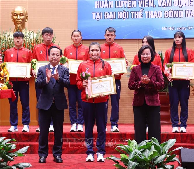 Tặng Bằng khen của Chủ tịch UBND thành phố Hà Nội cho các huấn luyện viên, vận động viên đạt thành tích xuất sắc tại Đại hội thể thao Đông Nam Á lần thứ 33 tại Thái Lan – năm 2025. Ảnh: Văn Điệp – TTXVN