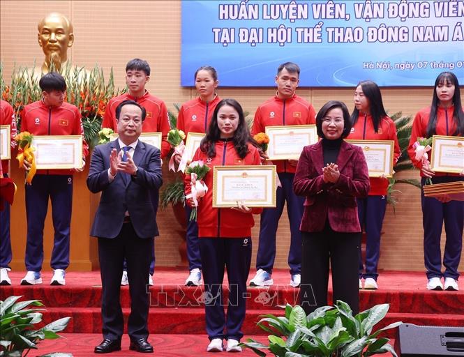 Tặng Bằng khen của Chủ tịch UBND thành phố Hà Nội cho các huấn luyện viên, vận động viên đạt thành tích xuất sắc tại Đại hội thể thao Đông Nam Á lần thứ 33 tại Thái Lan – năm 2025. Ảnh: Văn Điệp – TTXVN