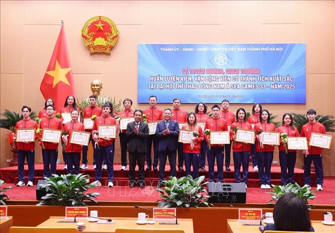 Tặng Bằng khen của Chủ tịch UBND thành phố Hà Nội cho các huấn luyện viên, vận động viên đạt thành tích xuất sắc tại Đại hội thể thao Đông Nam Á lần thứ 33 tại Thái Lan – năm 2025. Ảnh: Văn Điệp – TTXVN