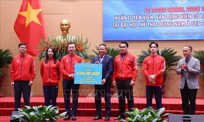 Thành phố Hà Nội tặng 03 tỷ đồng cho Đoàn thể thao Hà Nội tham dự Đại hội thể thao Đông Nam Á lần thứ 33 tại Thái Lan-năm 2025. Ảnh: Văn Điệp – TTXVN